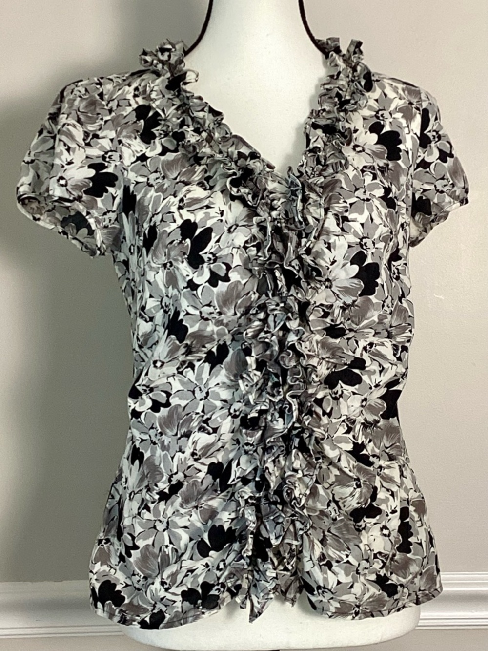 Ann Taylor Loft Petite 4 Black Gray White Floral Ruffled V-Neck Puff Sleeve Top